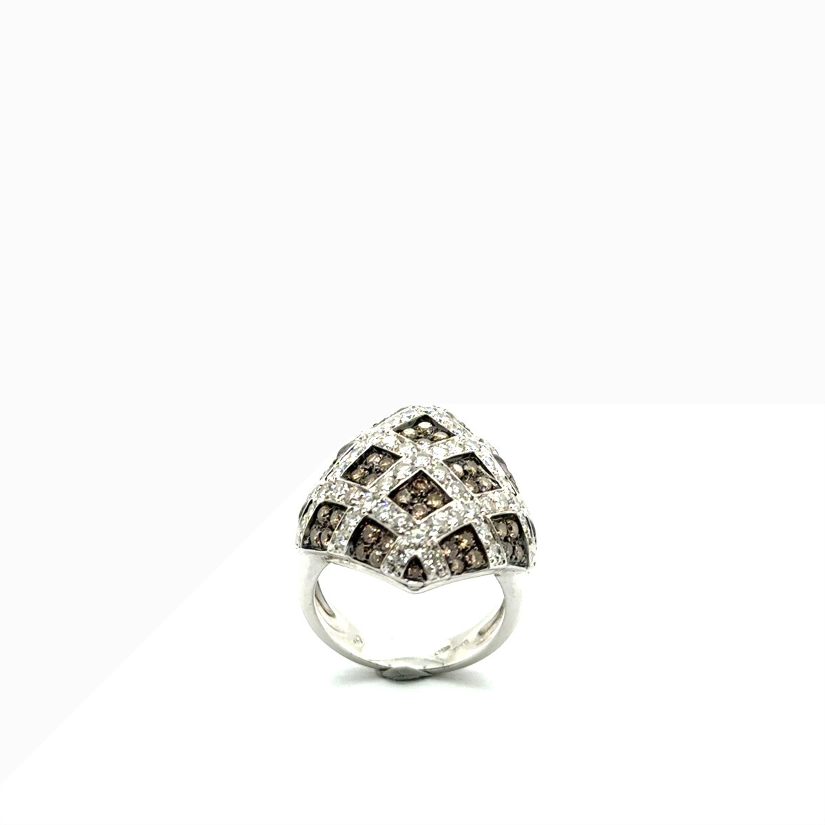 Bague dôme en or blanc 18 carats sertie de diamants blancs et diamants bruns En damier -photo-5