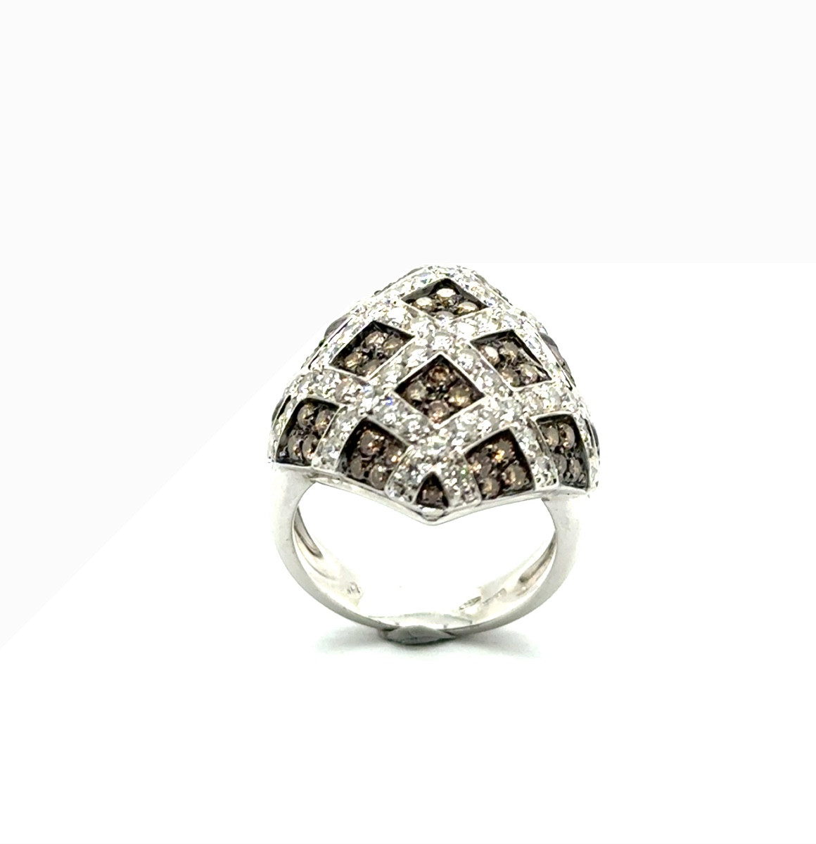 Bague dôme en or blanc 18 carats sertie de diamants blancs et diamants bruns En damier 