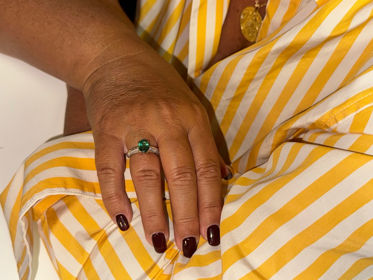 18-carat White Gold Ring With A 1.43-carat Natural Emerald And 40 Diamonds Totaling 0.47 Carats-photo-2