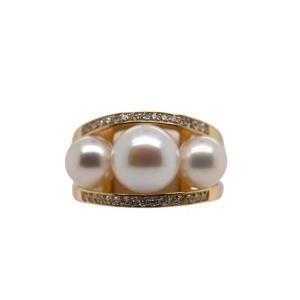 18 Ct Gold Ring Adorned With Pearls And 0.300 Ct Diamonds