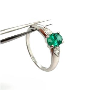 Bague en Or Blanc 18 Carats avec Émeraude de 0,81 Carat et Diamants de 0,22 Carat
