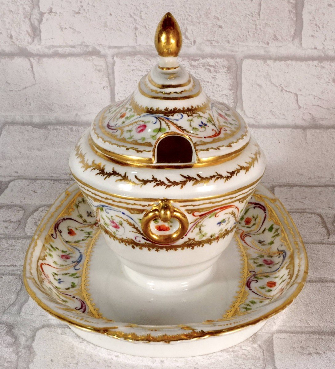Paris Porcelain Sugar Bowl And Its Lid - Attributed To The Manufacture Du Duc d'Angouleme-photo-1