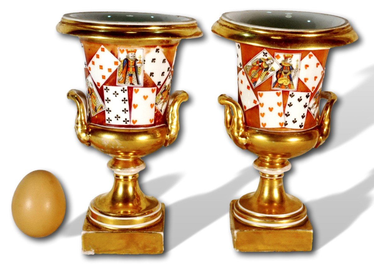 Rare Pair Of Medici Vases In Paris Porcelain Decorated With Playing Cards - Ep. Early 19th Century