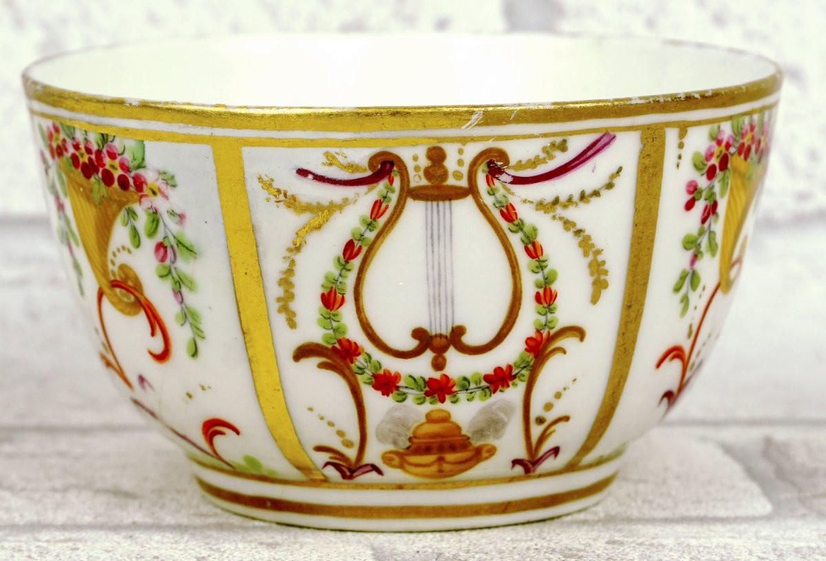 TASSE à THE et sa SOUCOUPE en porcelaine de PARIS - Manufacture "A LA REINE"  - Ep. XVIIIe-photo-1