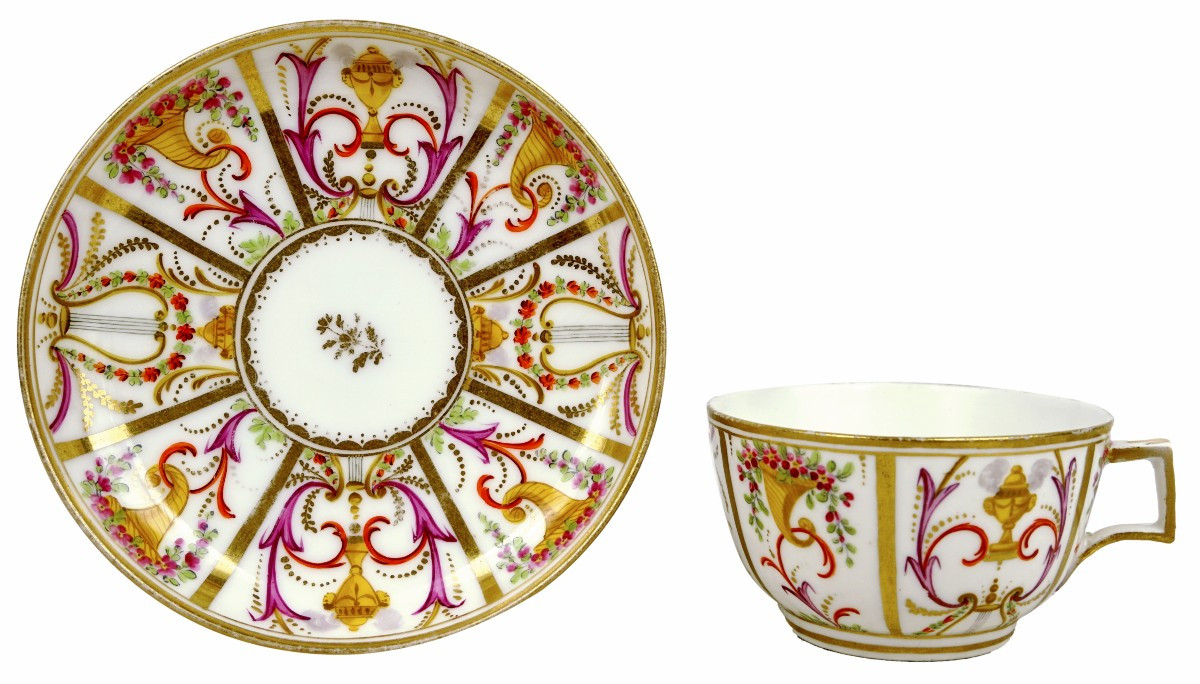 TASSE à THE et sa SOUCOUPE en porcelaine de PARIS - Manufacture "A LA REINE"  - Ep. XVIIIe