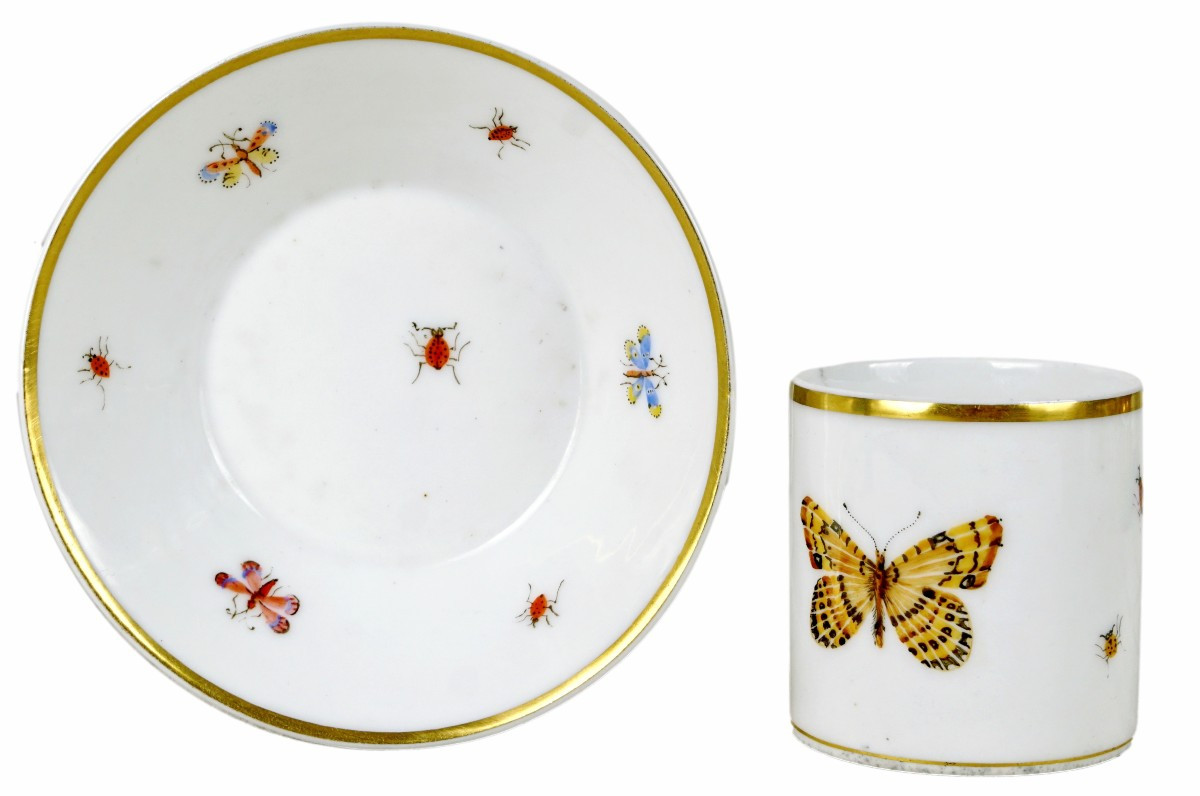 TASSE et sa SOUCOUPE  à décor de papillons en porcelaine de PARIS - Ep. FIN XVIIIe