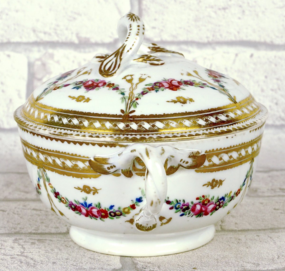 ECUELLE à BOUILLON et son PRESENTOIR en porcelaine de PARIS - Manufacture A LA REINE - XVIIIe-photo-2