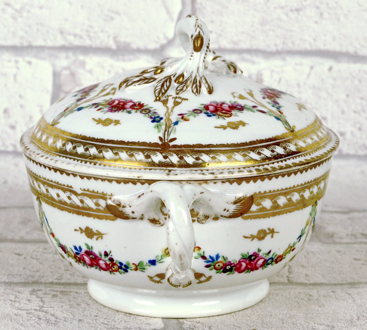 ECUELLE à BOUILLON et son PRESENTOIR en porcelaine de PARIS - Manufacture A LA REINE - XVIIIe-photo-4