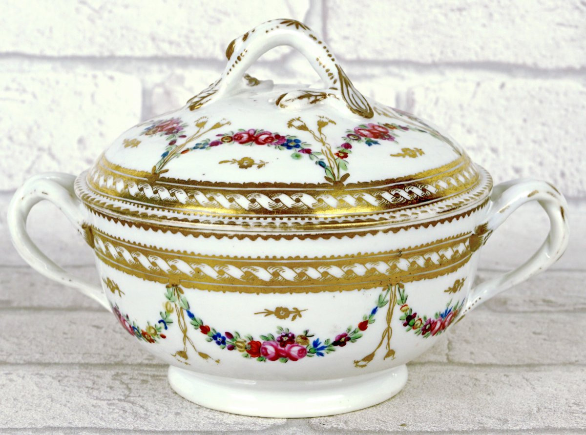 ECUELLE à BOUILLON et son PRESENTOIR en porcelaine de PARIS - Manufacture A LA REINE - XVIIIe-photo-1