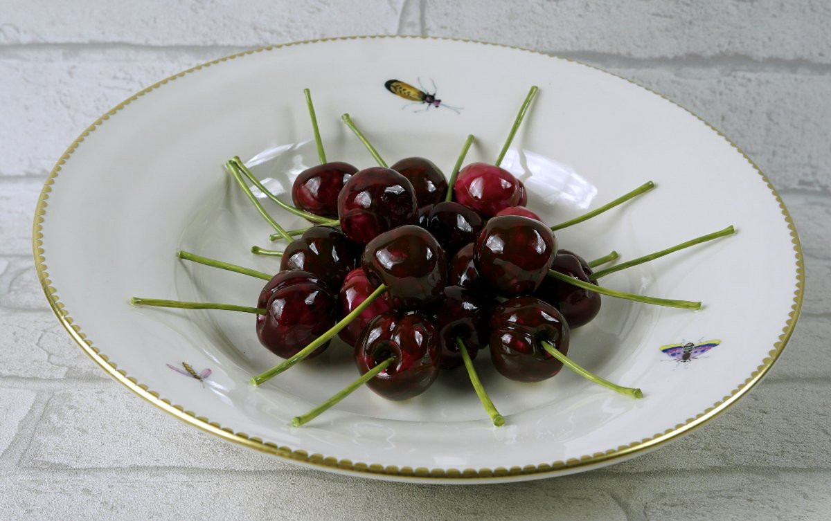 ASSIETTE TROMPE L'OEIL aux "CERISES" en porcelaine de Didier GARDILLOU -photo-2