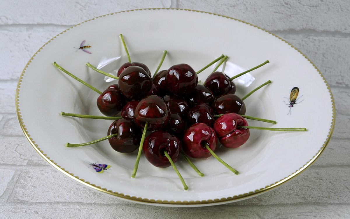ASSIETTE TROMPE L'OEIL aux "CERISES" en porcelaine de Didier GARDILLOU -photo-3