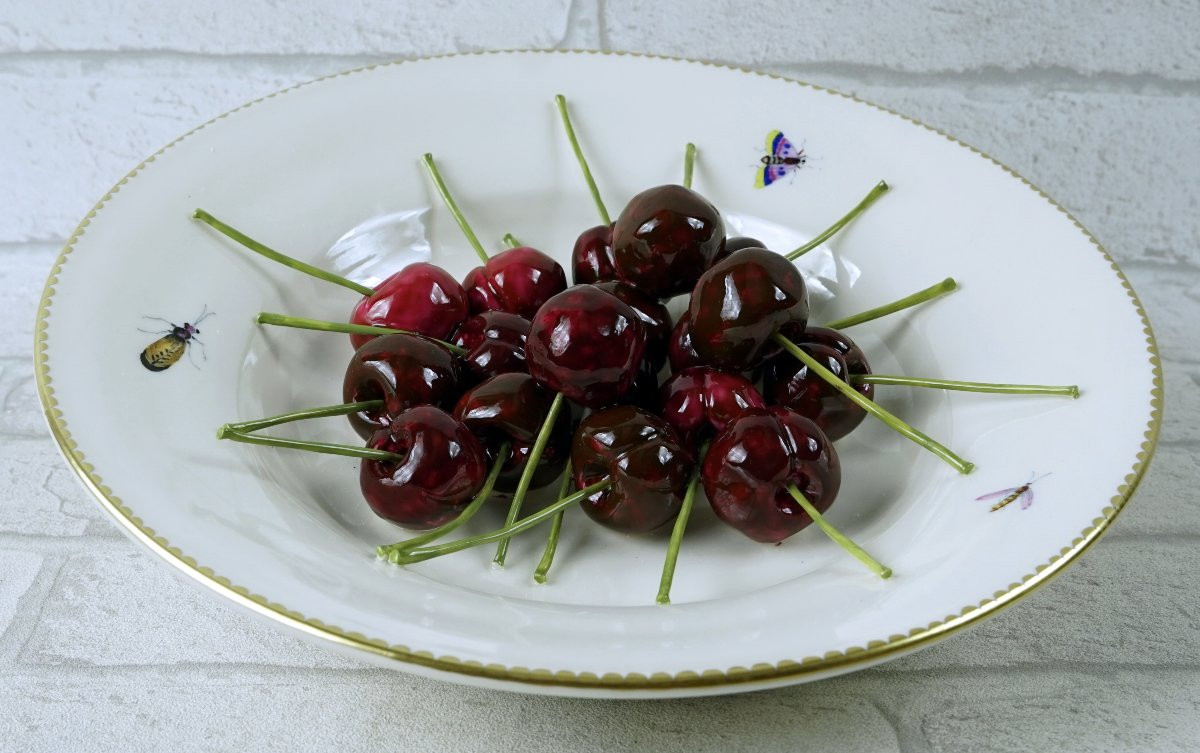 ASSIETTE TROMPE L'OEIL aux "CERISES" en porcelaine de Didier GARDILLOU -photo-3