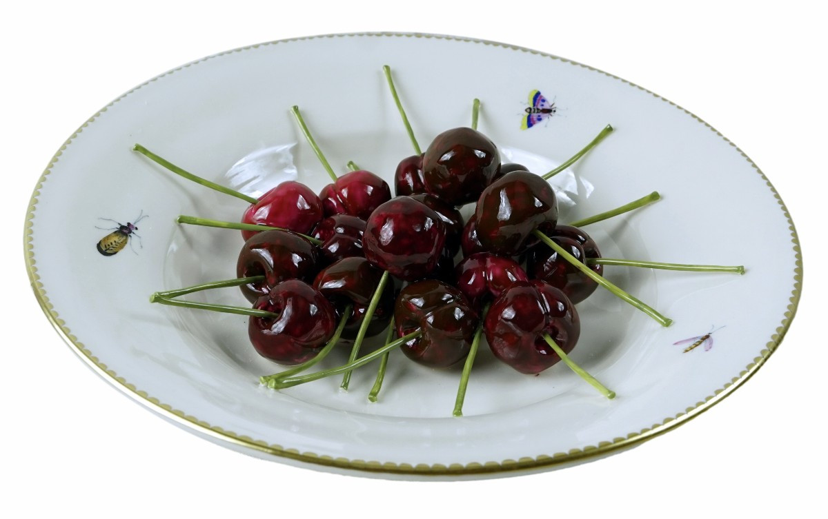 ASSIETTE TROMPE L'OEIL aux "CERISES" en porcelaine de Didier GARDILLOU 