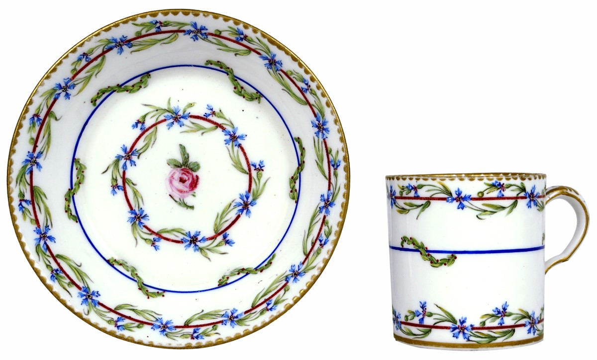 TASSE et sa SOUCOUPE en Porcelaine de SEVRES - Provenant du SERVICE DU GOBELET DU ROI - XVIIIe