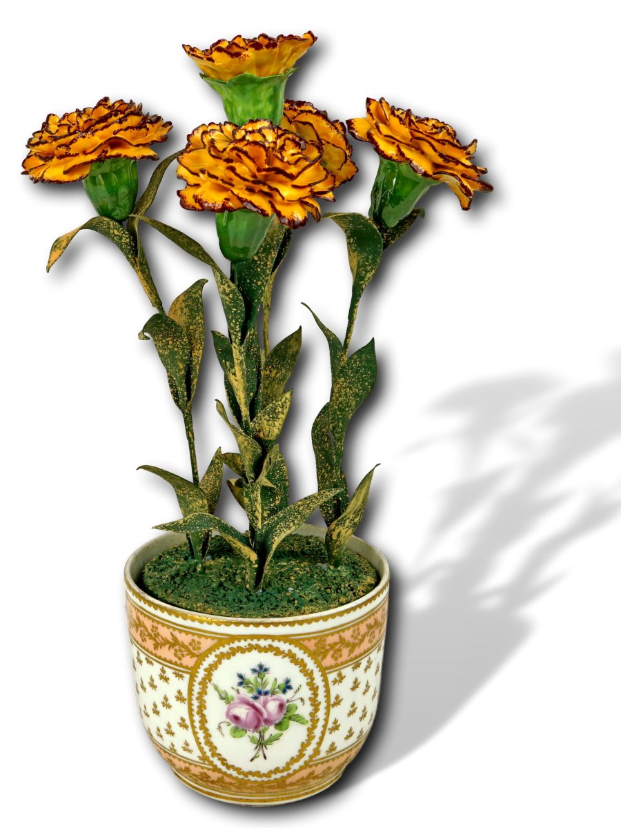 BOUQUET D'ŒILLETS D'INDE de Didier Gardillou  dans un  POT en porcelaine de Paris du XVIIIe