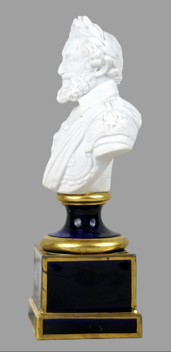 BUSTE D'HENRI IV EN BISCUIT DE PORCELAINE DE SÈVRES – ÉPOQUE LOUIS XVIII (DATE 1823)-photo-3