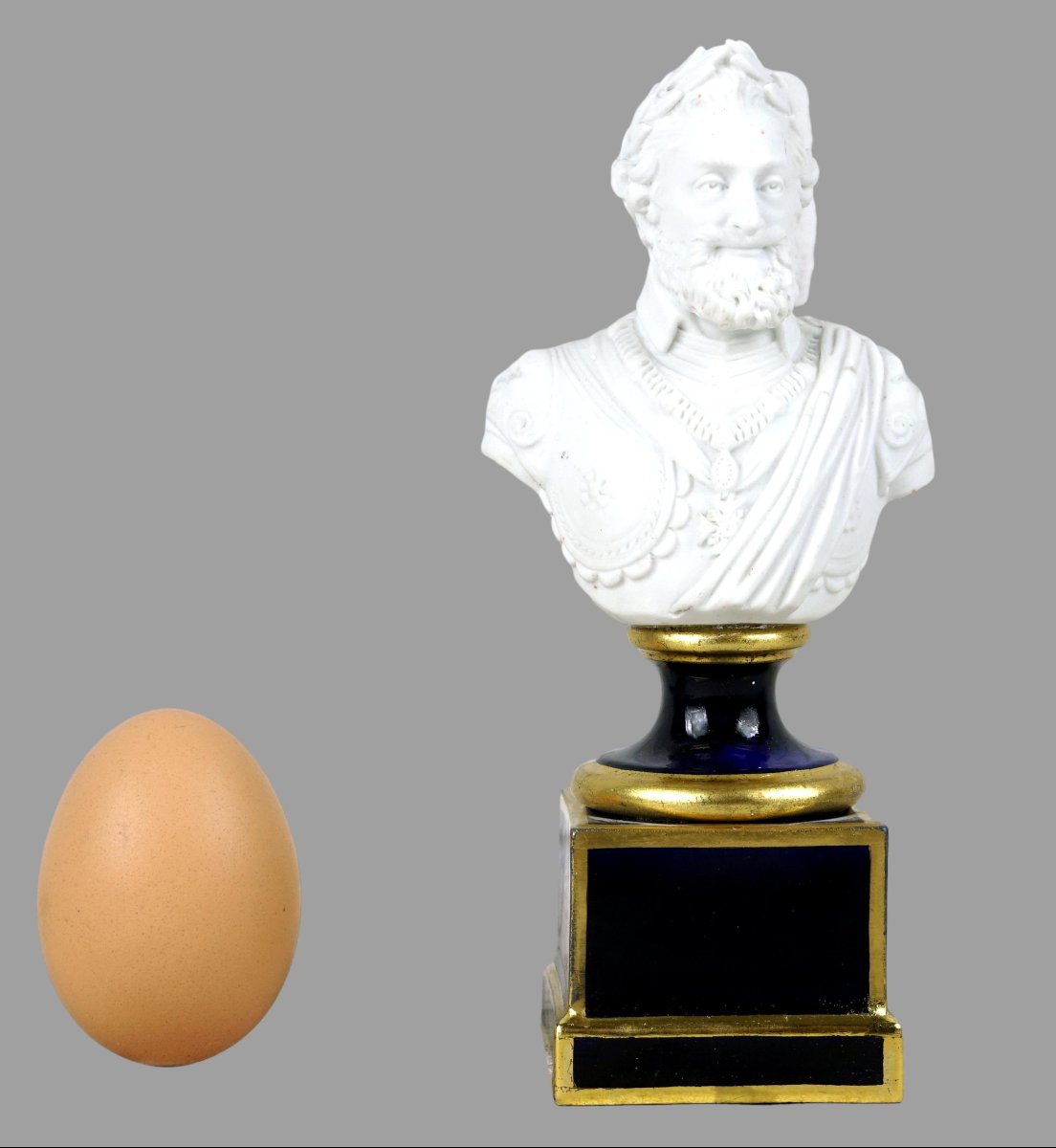 BUSTE D'HENRI IV EN BISCUIT DE PORCELAINE DE SÈVRES – ÉPOQUE LOUIS XVIII (DATE 1823)-photo-4