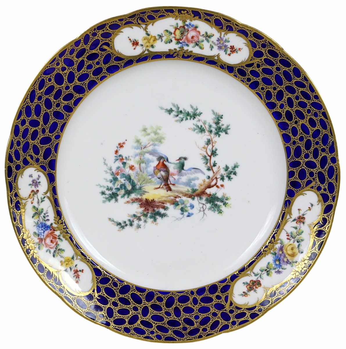 RARE ASSIETTE  en porcelaine Tendre de SEVRES - Manufacture ROYALE - Ep. LOUIS XV