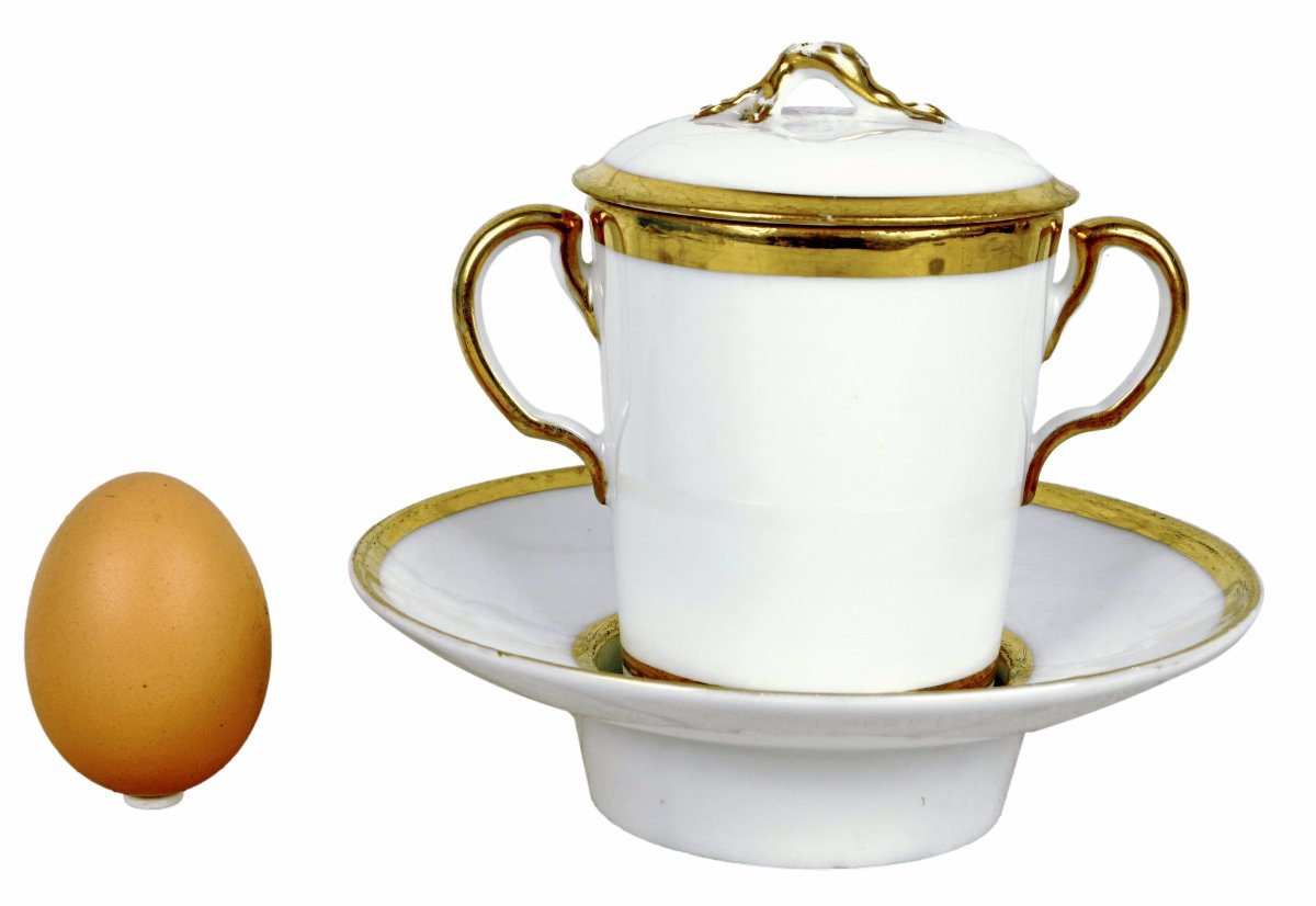 TASSE TREMBLEUSE à 2 ANSES et sa SOUCOUPE en porcelaine de LIMOGES-COMTE D'ARTOIS - Ep. XVIIIe-photo-2