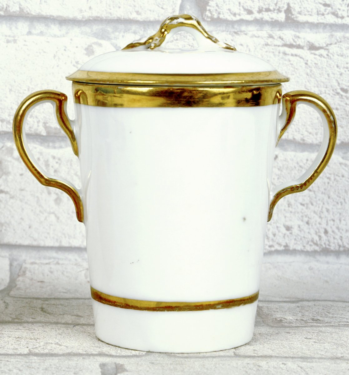 TASSE TREMBLEUSE à 2 ANSES et sa SOUCOUPE en porcelaine de LIMOGES-COMTE D'ARTOIS - Ep. XVIIIe-photo-1