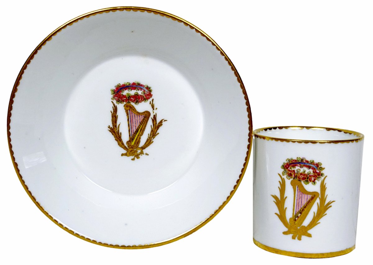 TASSE Litron et sa SOUCOUPE  en  porcelaine de SÈVRES – ÉP. XVIIIe