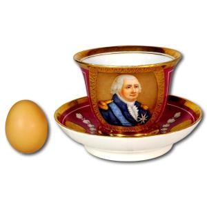 Grande Tasse à Chocolat Et Sa Soucoupe En Porcelaine De Paris Représentant Le Roi Louis XVIII 