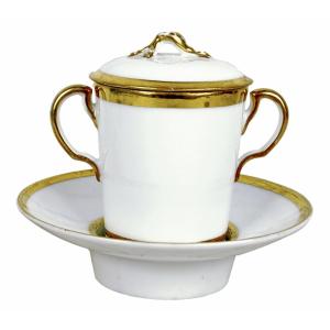 TASSE TREMBLEUSE à 2 ANSES et sa SOUCOUPE en porcelaine de LIMOGES-COMTE D'ARTOIS - Ep. XVIIIe