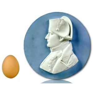 Grand Médaillon Représentant Napoléon 1er En Biscuit De Porcelaine De Paris - Ep. XIXe (1824)