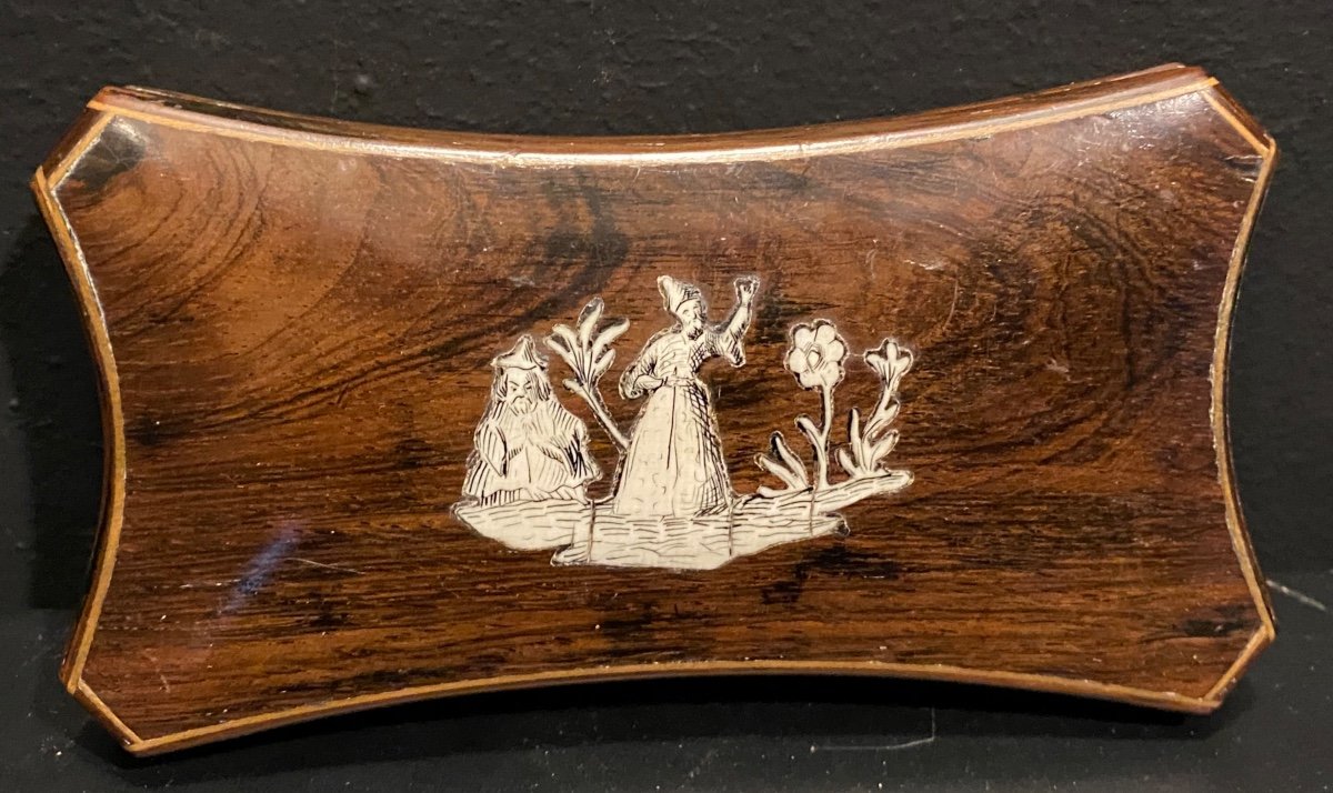 Etui, Nécessaire à Couture En Palissandre Avec Un Petit Décor Incrusté En Ivoire .-photo-2