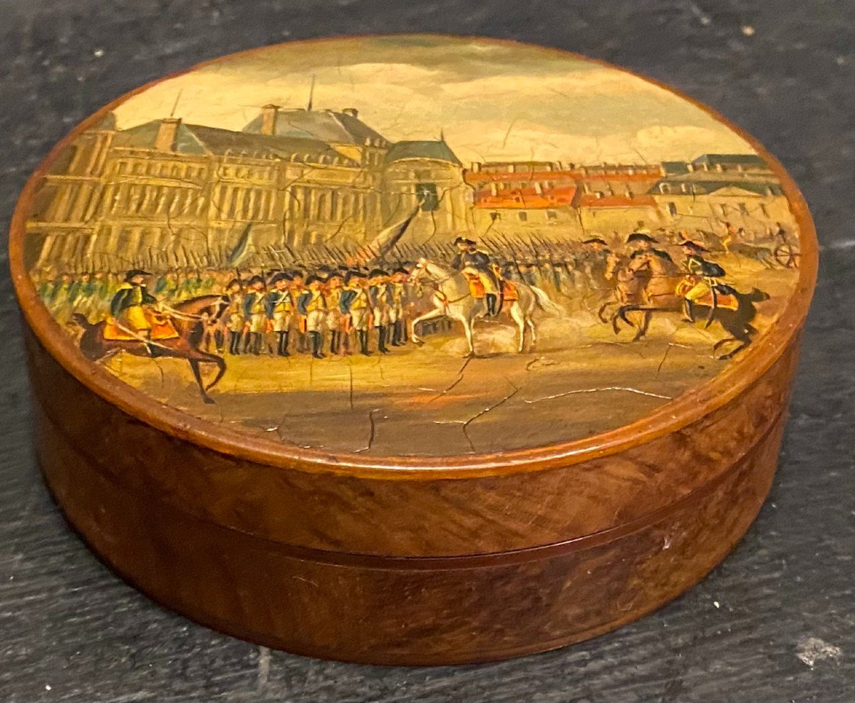Small Round Box Decorated With A Military Parade Scene-photo-4