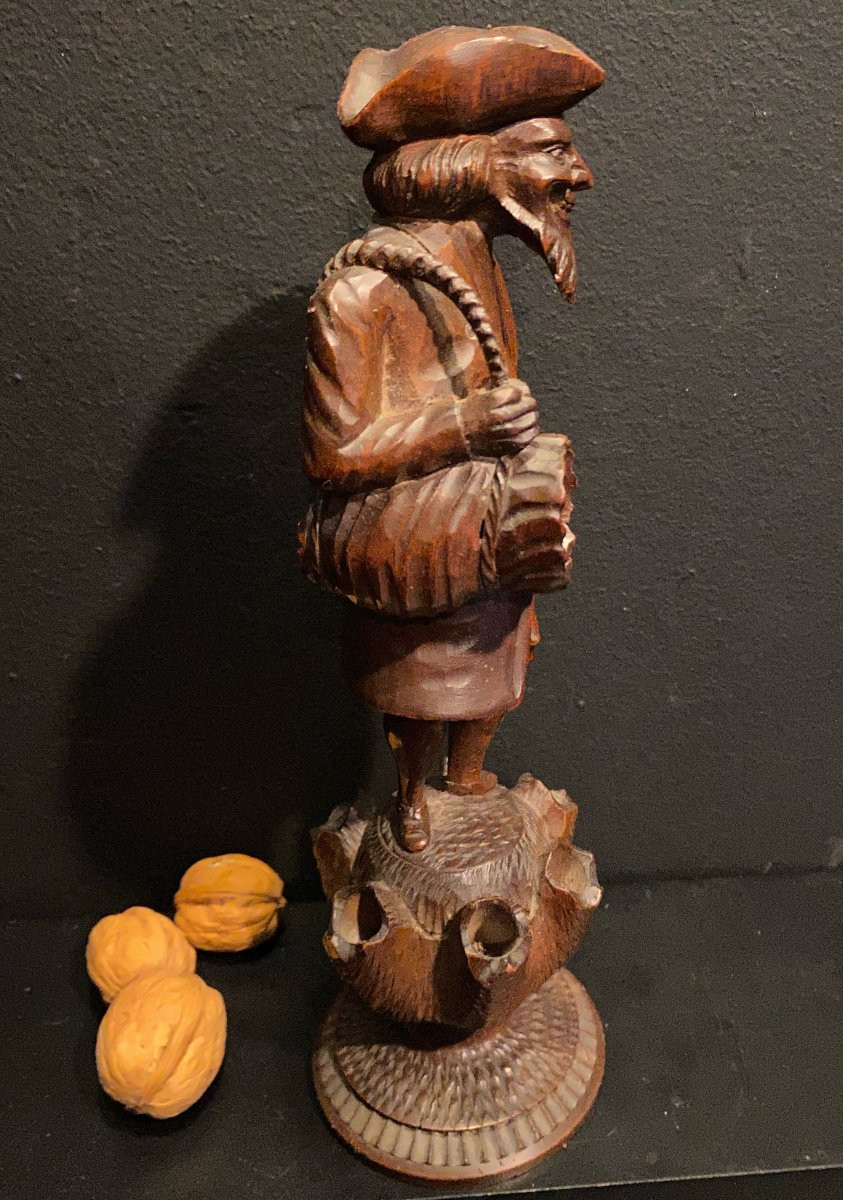 Statuette En Bois, Homme Portant Un Sac-photo-2