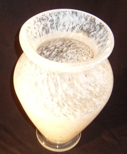 Vase Daum blanc laiteux avec inclusion de feuilles d'or.-photo-2