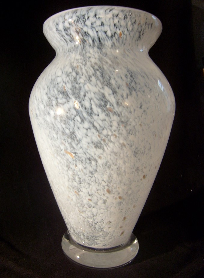 Vase Daum blanc laiteux avec inclusion de feuilles d'or.