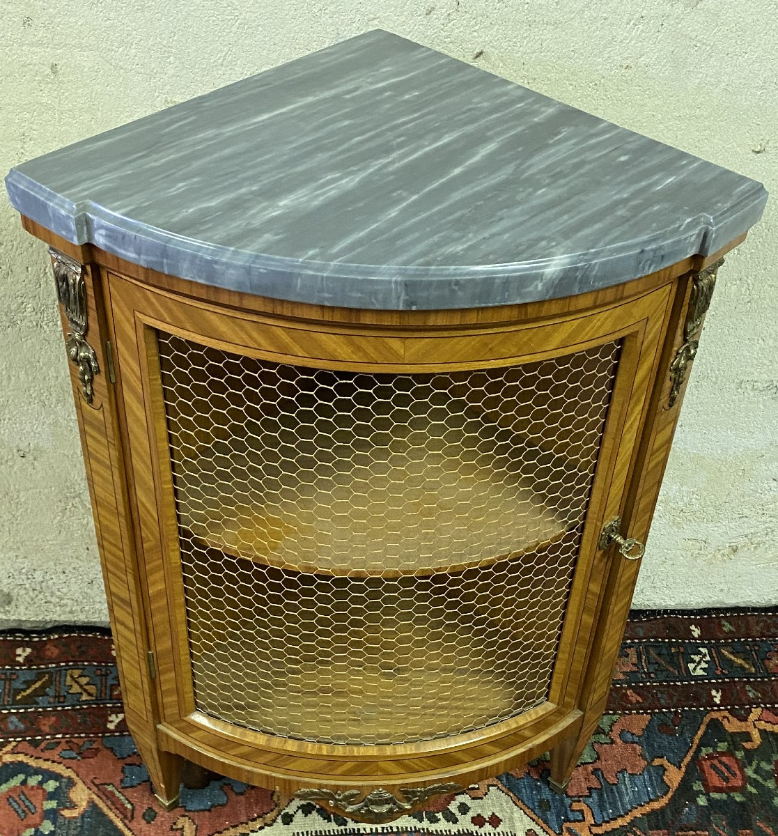 encoignure de style Louis XVI