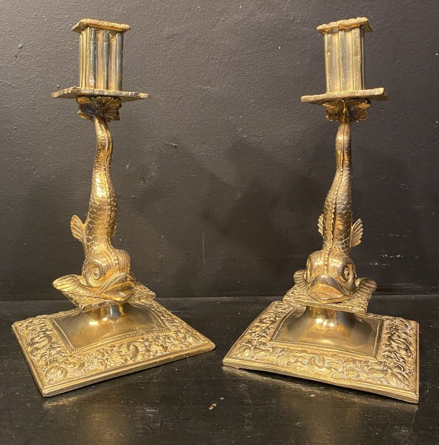 paire de bougeoirs " au dauphin ".