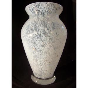 Vase Daum blanc laiteux avec inclusion de feuilles d'or.
