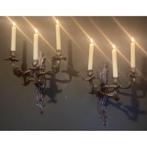 paire d'appliques à trois bras de lumière en bronze à patine brune.