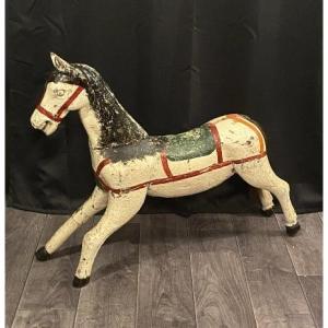 Petit cheval de manège en bois
