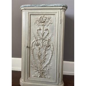 meuble d'appui à une porte