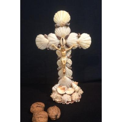 Christ Sur Un Crucifix En Coquillages