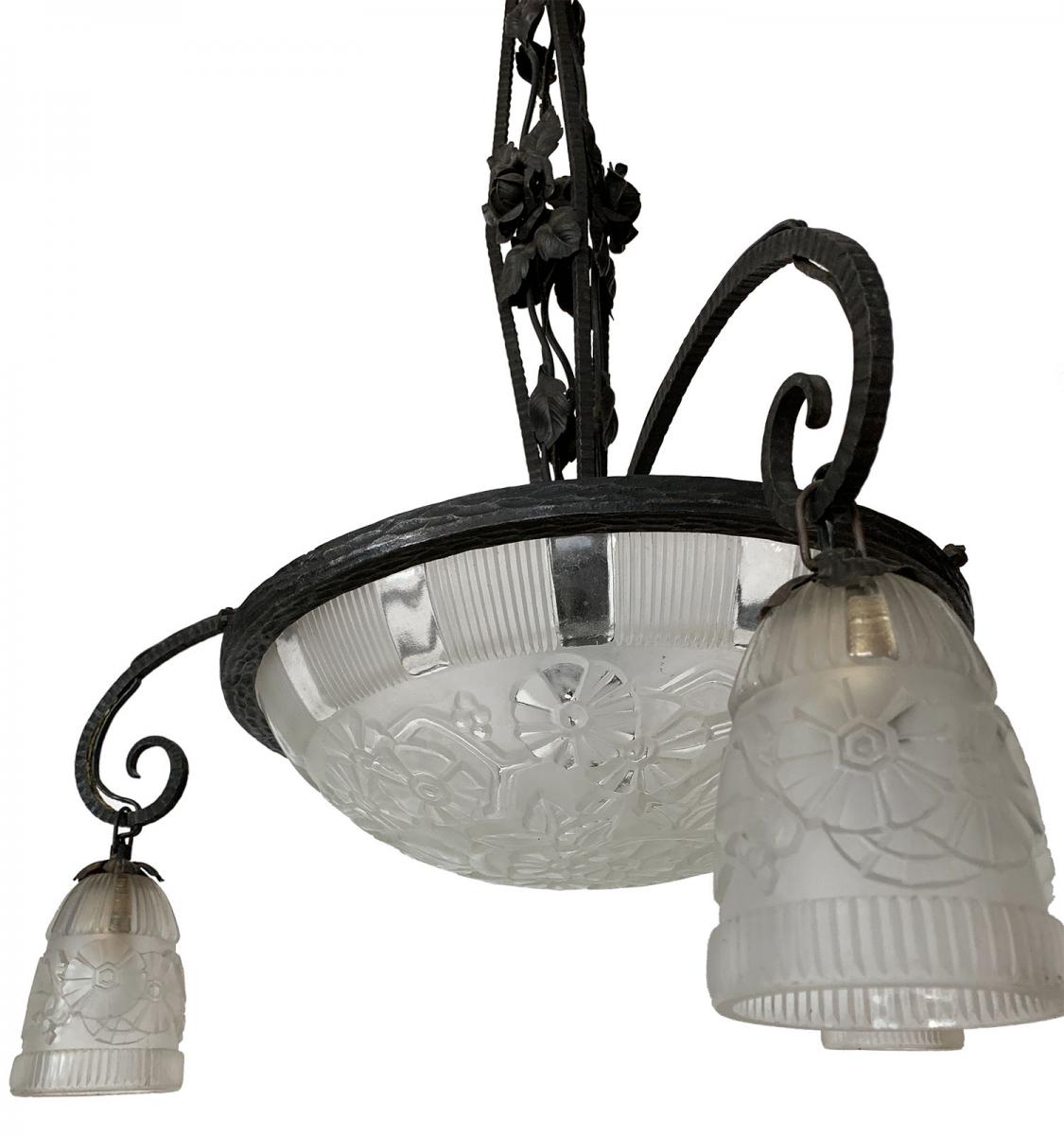 Lustre Art Deco En Fer Forgé Avec Casque Et 3 Tulipes