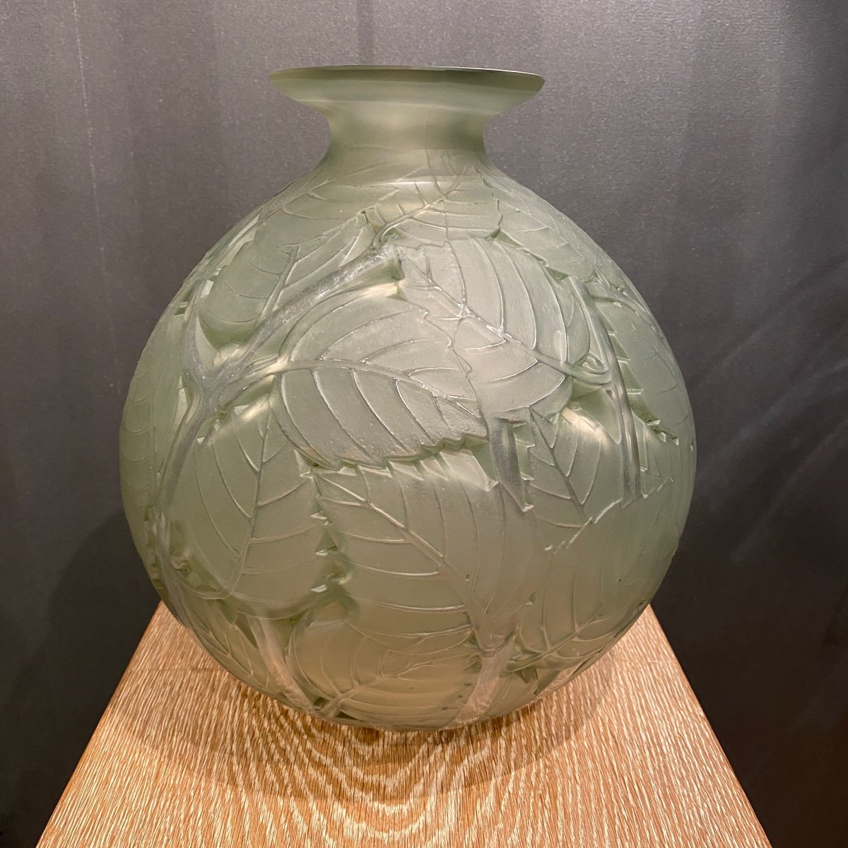 Un Vase Milan En Verre Patiné Vert De R.lalique 