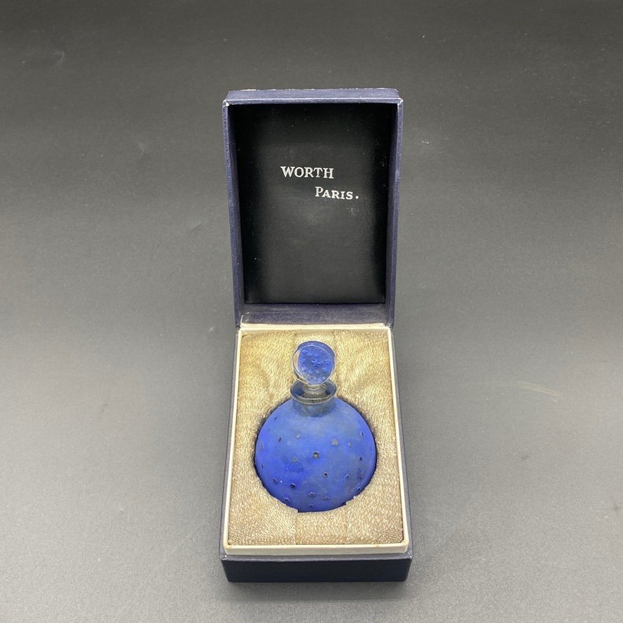 A  Perfume Bottle In The Night By R.lalique For Maison Worth