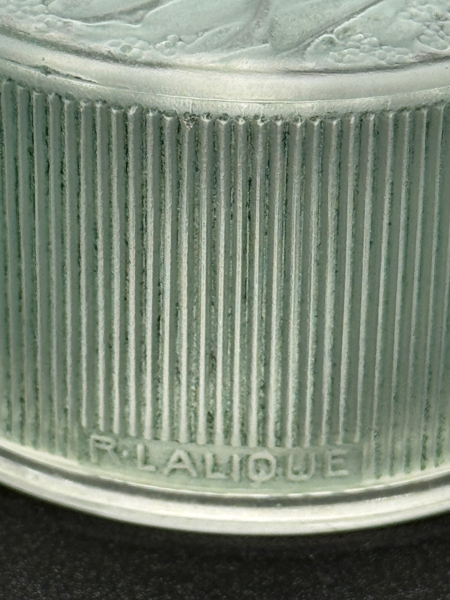 A Rlalique Two Figurines Vase .-photo-2