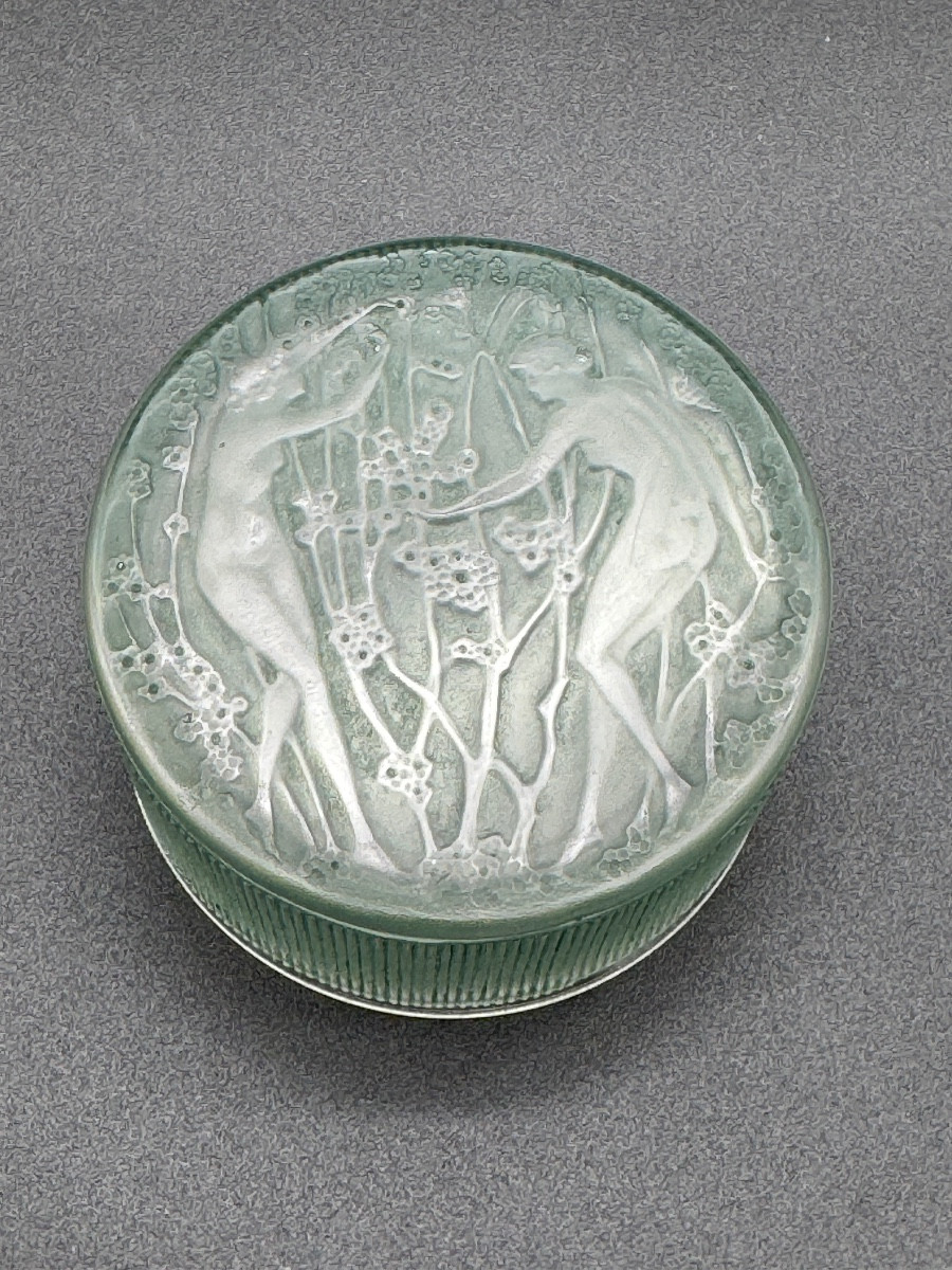 A Rlalique Two Figurines Vase .