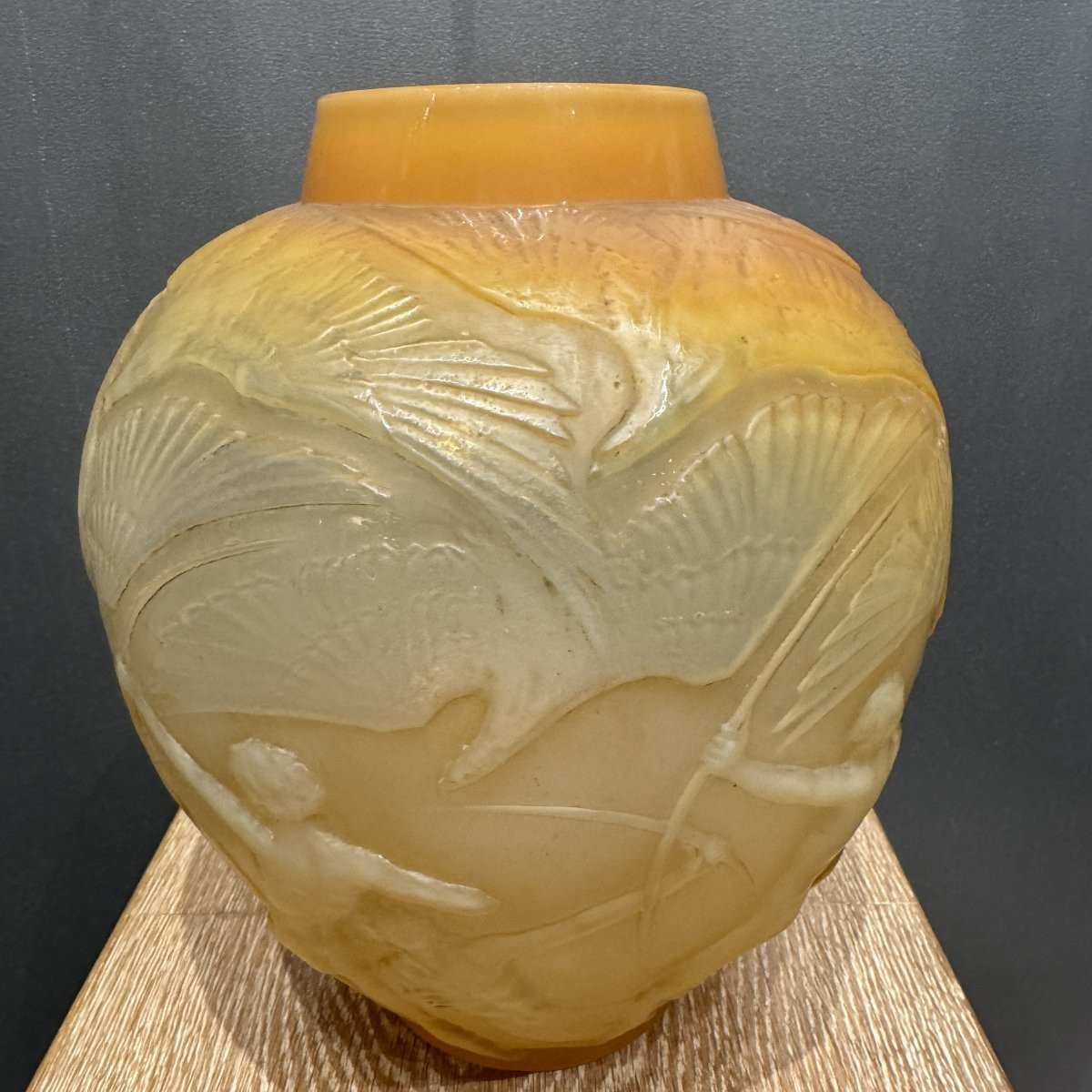 Vase Archer de R.lalique en verre orange.-photo-1