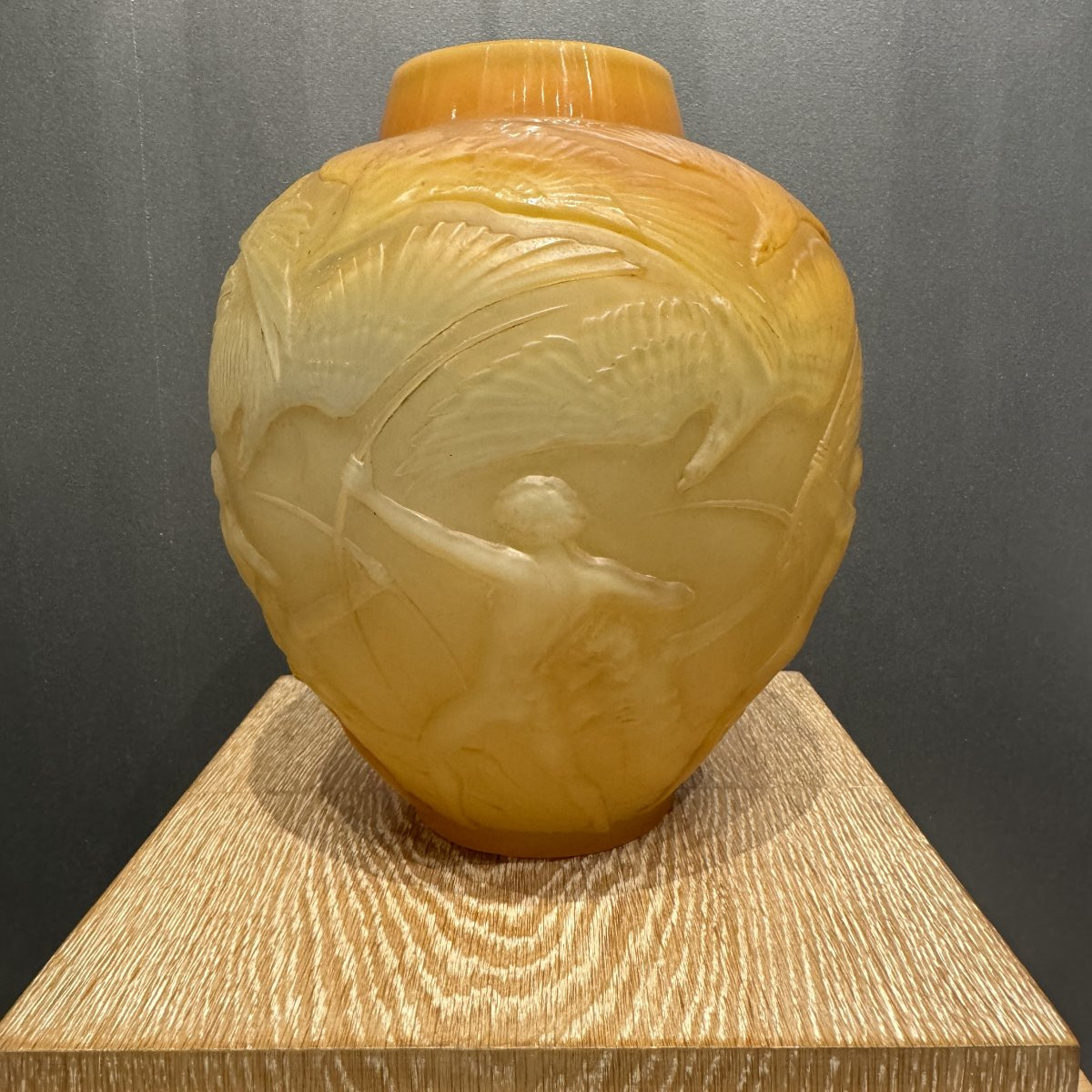 Vase Archer de R.lalique en verre orange.-photo-3