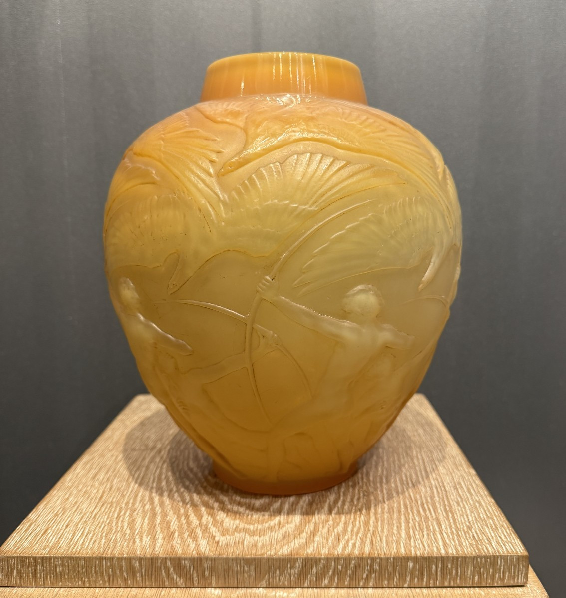 Vase Archer de R.lalique en verre orange.