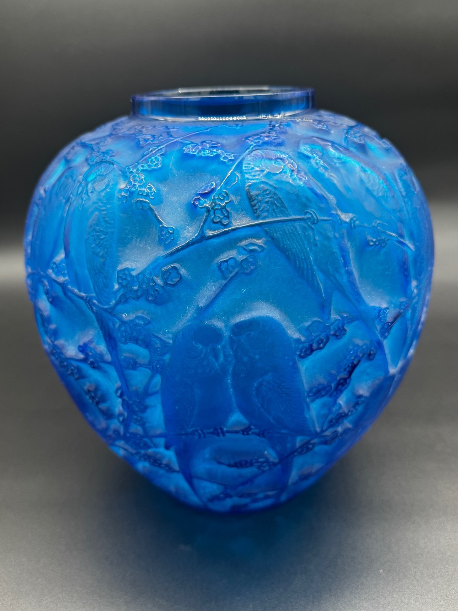 Un vase Perruches de R.Lalique  en verre bleu électrique-photo-2