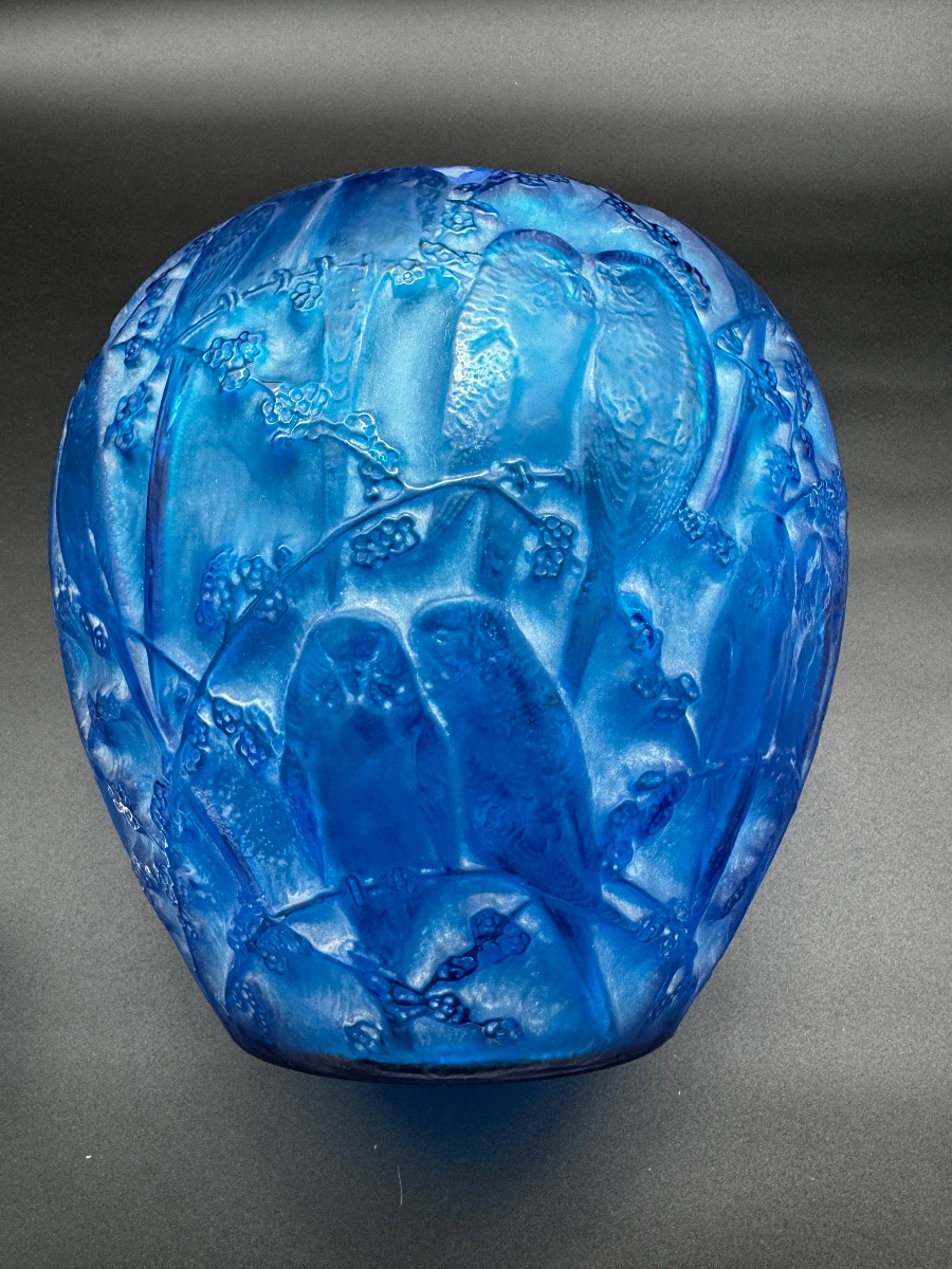 Un vase Perruches de R.Lalique  en verre bleu électrique-photo-3